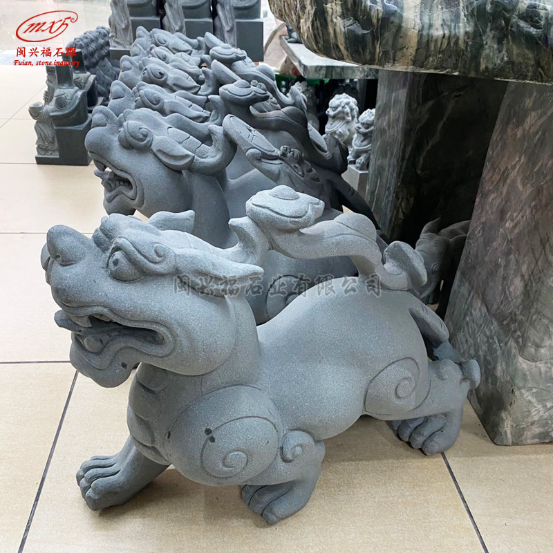 木雕摆件《清风》 作品以翠鸟荷花为题作一小品摆件，采用了东阳